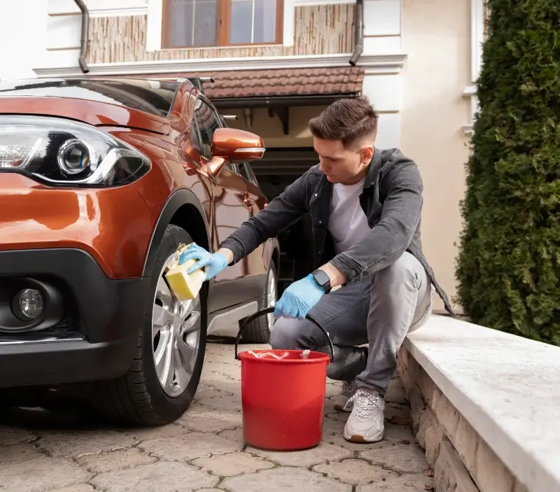Lavage auto à domicile Saint-Étienne-au-Temple : professionnel intervenant sur un véhicule